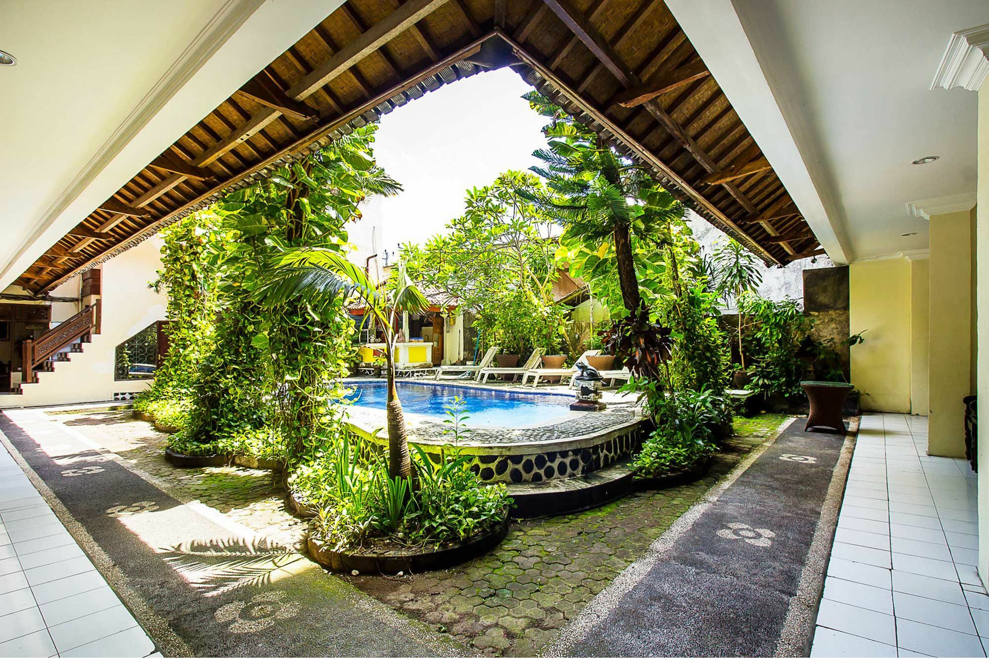 Hotel Sanjaya Managed By Tinggal Кута Экстерьер фото